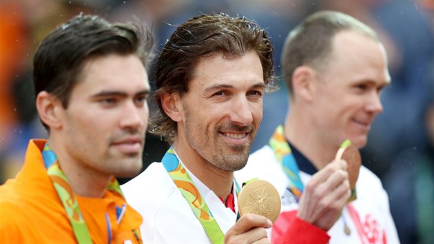OLYMPIJSK VTZ. Fabian Cancellara (uprosted) slav druh olympijsk zlato v ivot. Poprv ovldl asovku v Pekingu v roce 2008.