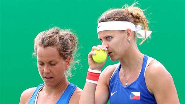 esk tenistky Barbora Strcov a Lucie afov (vpravo) v boji o postup do olympijskho semifinle proti italskmu pru Sara Erraniov, Roberta Vinciov. (11. srpna 2016)