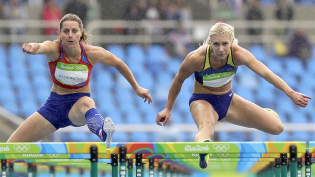 Češka Eliška Klučinová (vlevo) a Ukrajinka Alina Fodorovová při olympijském závodu na 100 metrů překážek. (12. srpna 2016)