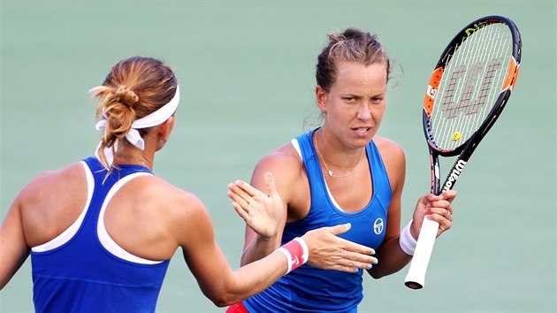 esk debl Lucie afov s Barborou Strcovou (vpravo) nestail na ruskou dvojici Makarovovou a Vesninovou. (12. srpna 2016)