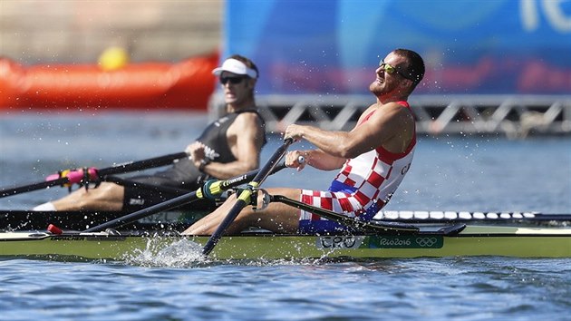 Olympijsk zlato zskal skifa vtz Mah Drysdale (v pozad) z Novho Zlandu, druh byl Damir Martin z Chorvatska. (13. srpna 2016)