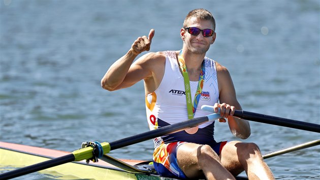 Bronzov skifa Ondej Synek v cli olympijskho zvodu v Riu. (13. srpna 2016)