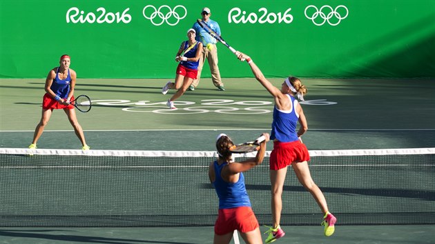 EKY NA KURTU. esk deblov dvojice Hlavkov - Hradeck (v pozad) v souboji o olympijsk bronz s dvojic afov - Strcov. (13. srpna 2016)