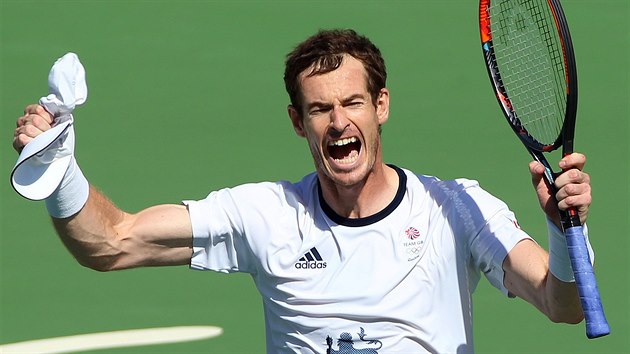 Britsk tenista Andy Murray se raduje z vtzstv v olympijskm semifinle nad Japoncem Keiem Niikorim. (13. srpna 2016)