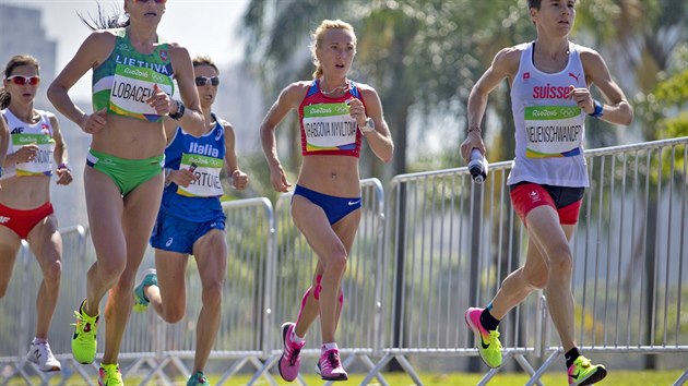 esk atletka Eva Vrabcov-Nvltov (uprosted) dobhla v olympijskm maratonu na estadvactm mst. (14. srpna 2016)