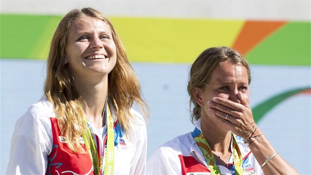 Bronzov tenistky Lucie afov (vlevo) a Barbora Strcov pi medailovm ceremonilu v Riu. (14. srpna 2016)