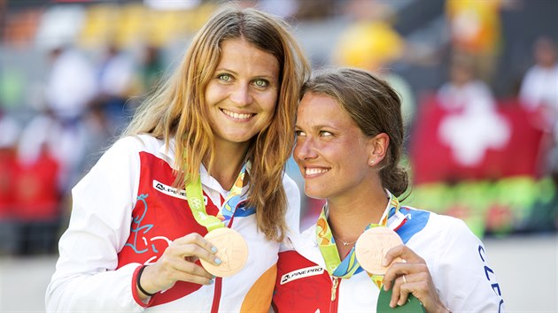 Bronzov tenistky Lucie afov (vlevo) a Barbora Strcov pi medailovm...
