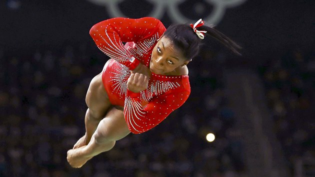 Sportovn gymnastka Simone Bilesov z USA zskala zlatou medaili v peskoku....