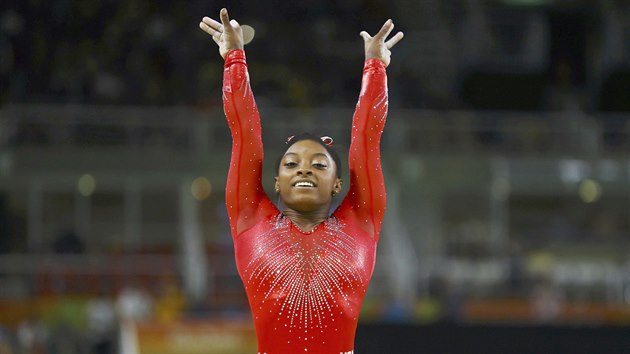 Sportovn gymnastka Simone Bilesov z USA zskala zlatou medaili v peskoku....