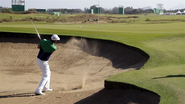 Irsk golfista Padraig Harrington pi zchrann rn z bunkeru na 18. jamce. (14. srpna 2016)