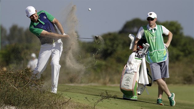 Irsk golfista Padraig Harrington pi rn z roughu na 16. jamce. (14. srpna 2016)