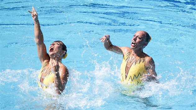 Synchronizovan plavkyn Soa Bernardov a Albta Dufkov pi vystoupen na...