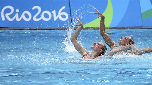 Rusk akvabely Natalja Ienkov a Svtlana Romainov pi svm olympijskm...