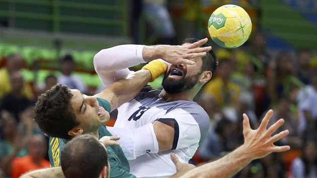 Francouzsk hzenk Nikola Karabatic (v blm) pi souboji s Brazilci Jose Toledou a Henriquem Teixeirou. (17. srpna 2016)