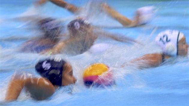 Olympijsk utkn vodnch plistek z Brazlie proti Australankm. (17. srpna...