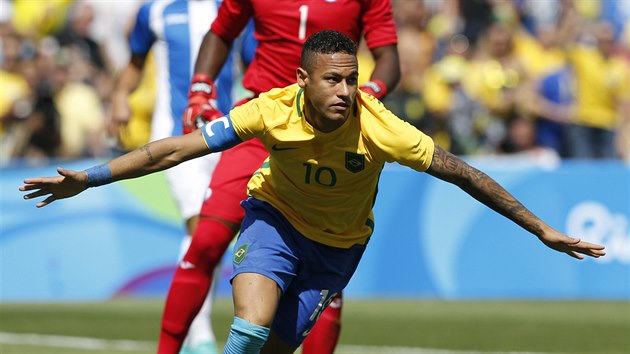 Brazilsk fotbalista Neymar slav prvn gl v semifinlovm utkn s...