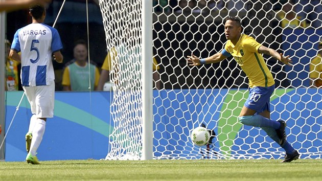 Brazilsk fotbalista Neymar slav prvn gl v semifinlovm utkn s...