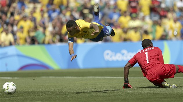 Brazilsk fotbalista Neymar skruje v semifinlovm utkn s Hondurasem. (17....