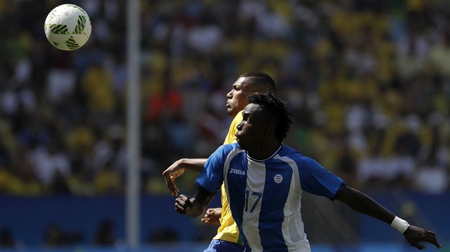 Brazilsk fotbalista Walace v souboji s Brayanem Ramirezem z Hondurasu. (17. srpna 2016)