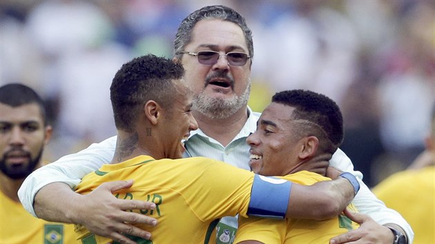 Hlavnmi stelci v semifinlovm utkn s Hondurasem byli brazilt fotbalist Gabriel Jesus (vpravo) a Neymar (vlevo). Takto s nimi slavil reprezentan trenr Rogerio Micale. (17. srpna 2016)