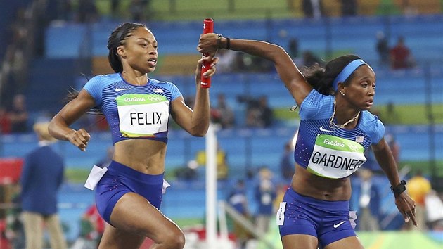 Amerianky Allyson Felixov a English Gardnerov pi pedvce v kvalifikaci tafety na 4x100 metr. (18. srpna 2016)