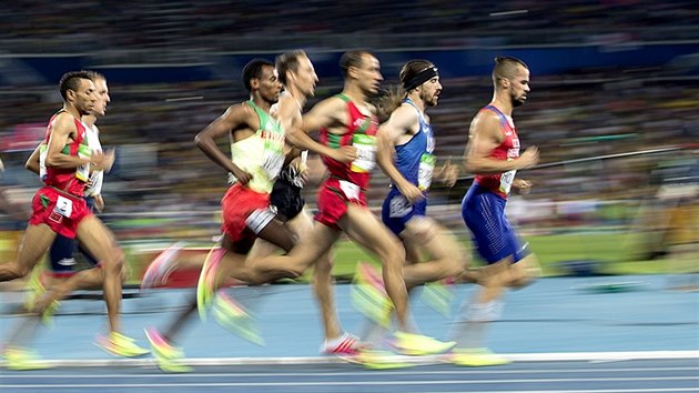 Jakub Holua (prvn zprava) v semifinlovm olympijskm zvodu na 1500 metr. (19. srpna 2016)