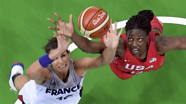 Francouzská basketbalistka Helena Ciaková (vlevo) v podkošovém souboji se Sylvií Fowlesovou z USA. (19. srpna 2016)