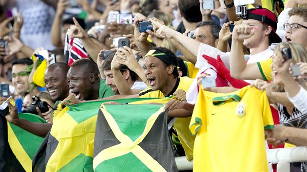 Jamajt fanouci Usaina Bolta se na olympijsk dvoustovce dokali dalho...