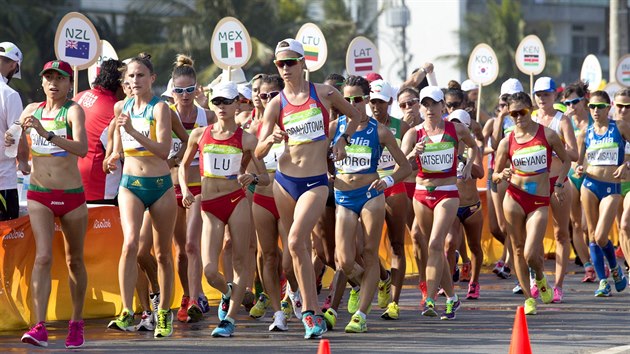 Anežka Drahotová (uprostřed) v olympijském závodu žen v chůzi na 20 km. (19. srpna 2016)