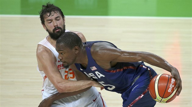 Basketbalista Kevin Durant z USA v souboji se Sergiem Llullem ze panlska. (19. srpna 2016)