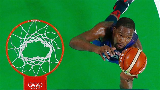 Basketbalista Kevin Durant z USA v semifinlovm utkn se panlskem. (19. srpna 2016)