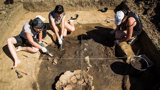 Historické sídliště v Ratajích u Bechyně archeologové objevili před deseti lety. Od té doby se sem pravidelně vracejí i se studenty Jihočeské univerzity.