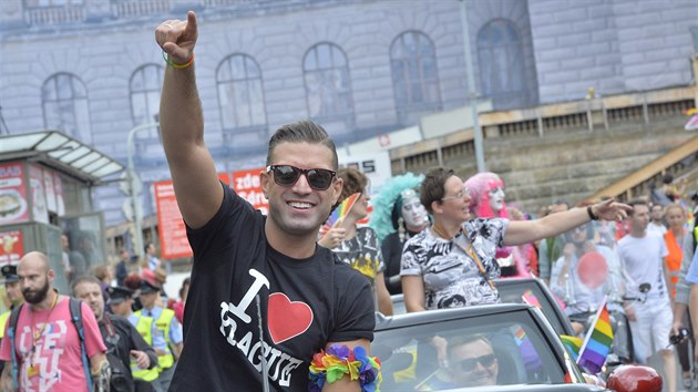 Pochodu Prague Pride 2016 se podle organiztor astn nejmn 15 tisc lid. Na snmku Omar Sharif mlad, vnuk slavnho egyptskho herce.