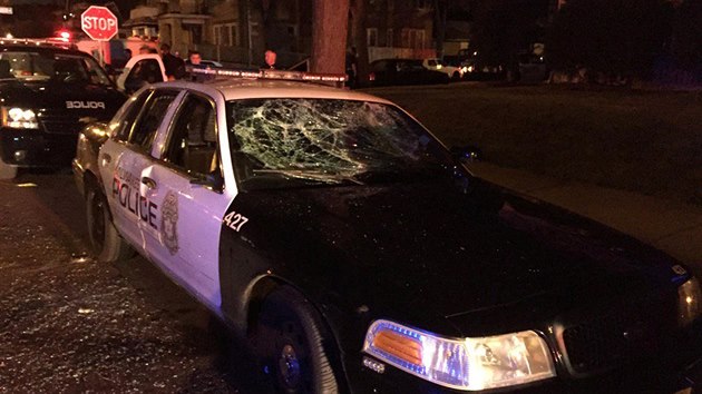 Nsilnosti v Milwaukee odnesla i policejn auta.