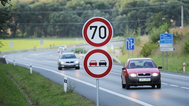 Na obchvatu Třemošné je před křižovatkami snížená rychlost a zakázané předjíždění.