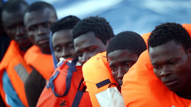 Z�chrann� lo� Phoenix zachr�nila v mezin�rodn�ch vod�ch mezi Maltou a Liby� des�tky migrant�. (10. srpna 2016)