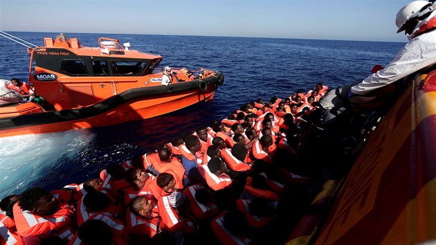 Pracovnci zchrann stanice MOAS (Migrant Offshore Aid Station) zachrauj migranty v mezinrodnch vodch mezi Maltou a Liby. (10. srpna 2016)