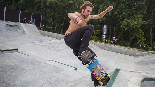 Nedaleko zimnho stadionu v Ronov pod Radhotm oteveli nov betonov skatepark. (13. srpna 2016)