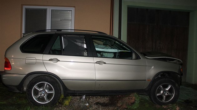 Opilý řidič se svým BMW narazil v Kozojídkách do sloupu veřejného osvětlení, tří rodinných domů a  zaparkovaného peugeotu.