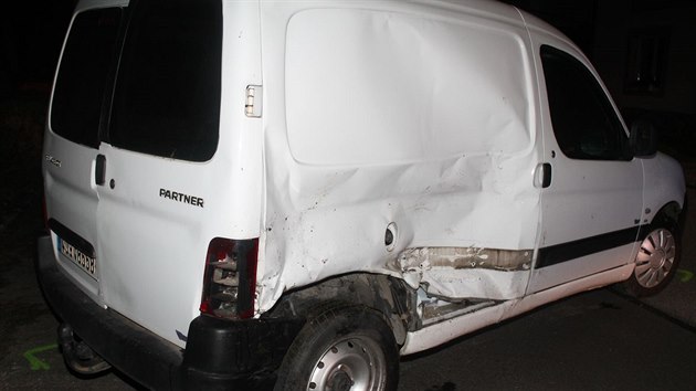Opilý řidič se svým BMW narazil v Kozojídkách do sloupu veřejného osvětlení, tří rodinných domů a  zaparkovaného peugeotu.