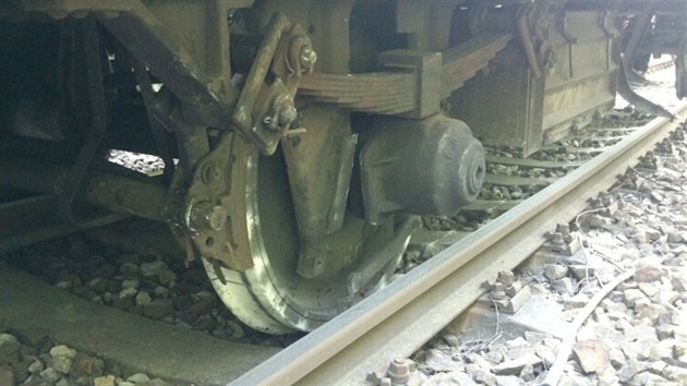Osobní vůz na železničním přejezdu u Břežan na Znojemsku narazil do nákladního vlaku, který následně vykolejil. Řidič utrpěl lehké zranění, vzniklá škoda přesáhla milion a půl korun. (15.8.2016)