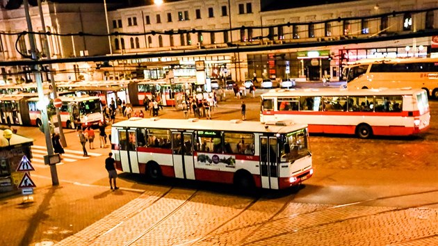 Autobusov rozjezdy rozvezou v noci z ptku na sobotu po Brn kolem 25 tisc lid. O vkendu dopravn podnik vyprav kolem padesti nonch autobus.