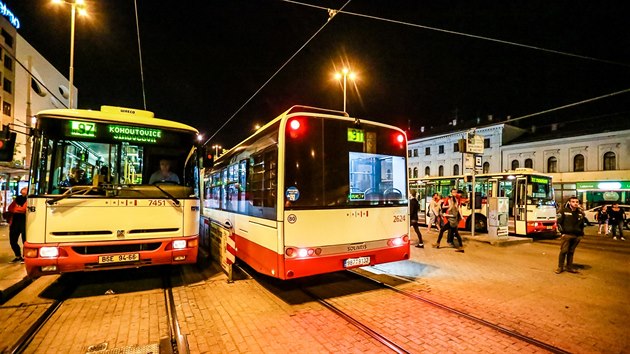 Autobusov rozjezdy rozvezou v noci z ptku na sobotu po Brn kolem 25 tisc lid. O vkendu dopravn podnik vyprav kolem padesti nonch autobus.