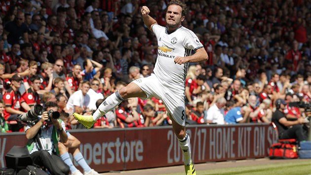 panlsk zlonk Juan Mata z Manchesteru United se raduje proti Bournemouth, prv vstelil prvn gl v e novho koue Jos Mourinha. St