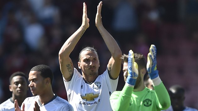 Zlatan Ibrahimovic se spoluhri z Manchesteru United dkuje fanoukm po vtzstv v Bournemouth.