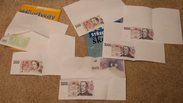 Okoprovan bankovky nalezli policist v uebnicch i seitech.
