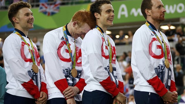 Owain Doull, Ed Clancy, Steven Burke a Bradley Wiggins bhem hymny velk Britnie. Za chvli Wiggins vyplzne jazyk.