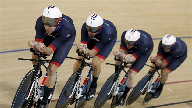 ZLAT STHAC JZDA. Kvarteto Owain Doull, Ed Clancy, Steven Burke a Bradley Wiggins si jede pro zlat olympijsk medaile ve sthacm zvodu drustev.