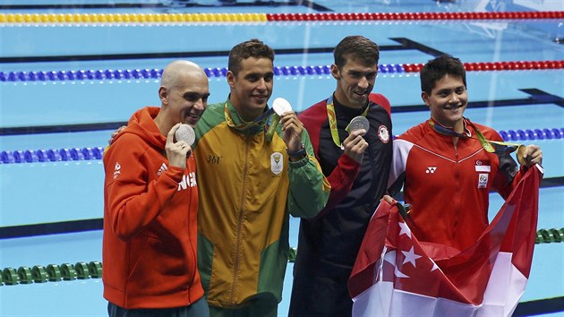 JEDEN VTZ, TI STBRN. Zvod na 100 metr motlek pinesl zvltn rozuzlen. Za vtznm Josephem Schooling shodn dohmtli Michael Phelps, Chad Le Clos a Laszlo Cseh.