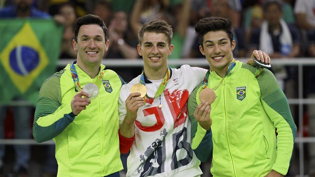 Olympijskm vtzem v prostnch se stal britsk sportovn gymnasta Max Whitlock. Stbro vybojoval Brazilec Diego Hyplito, radost domcho publika umocnil tet Arthur Mariano.